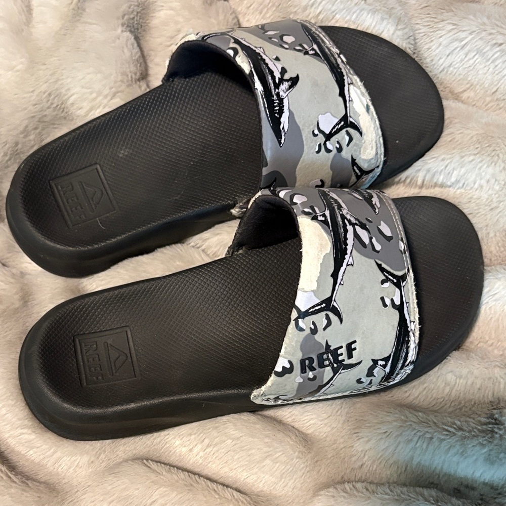 Boy’s Reef Black Slides with Grey Shark Camo Strap